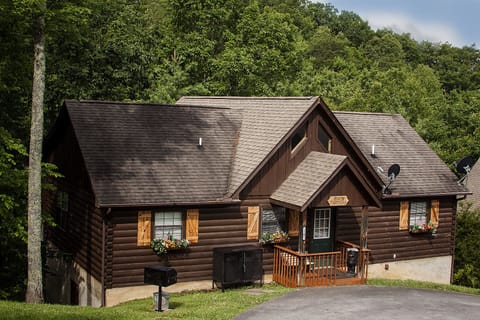 Sevierville Vacation Rental | 2BR | 2BA | 1,008 Sq Ft | 1 Step to Enter