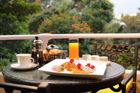 Daily buffet breakfast (INR 1500 per person)