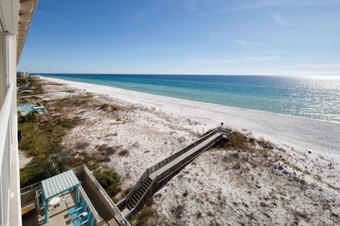 Balcony view - A great picture from the 6th floor! Look at the colors of the gulf.....emerald waters for miles!