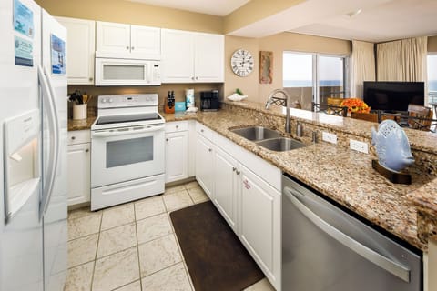 Kitchen - Full kitchen with plenty of counter space.