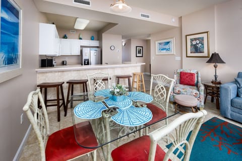 Dining area - With additional seating at the breakfast bar