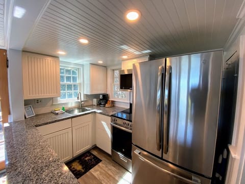 Cottage, 3 Bedrooms | Private kitchen | Coffee/tea maker