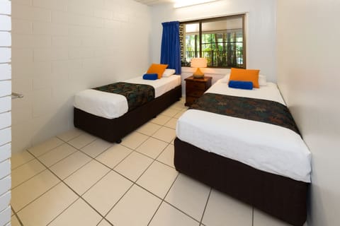 Family Suite, 2 Bedrooms, Kitchenette, Poolside | Bed sheets