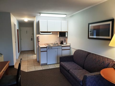 Suite, 1 Bedroom, Kitchenette, River View | Private kitchenette | Mini-fridge, coffee/tea maker
