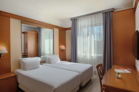 Standard Room | Premium bedding, minibar, in-room safe, desk