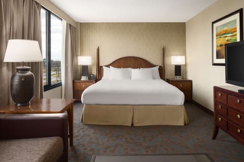 Junior Suite, 1 King Bed, Non Smoking | Premium bedding, down comforters, pillowtop beds, in-room safe