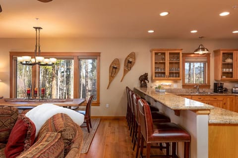 Seating for five at the breakfast bar