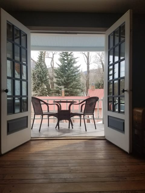 Balcony with mountain views overlooking the courtyard.