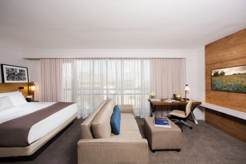 Executive Room, 1 King Bed | Premium bedding, in-room safe, desk, laptop workspace