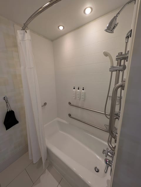 Combined shower/tub, free toiletries, hair dryer, towels