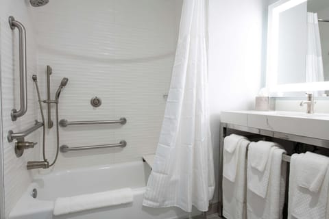 Combined shower/tub, hair dryer, towels