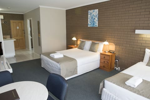 Signature Double or Twin Room, Kitchenette (twin share/double) | Iron/ironing board, free WiFi, bed sheets