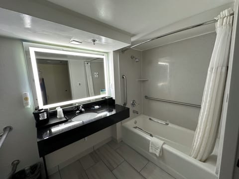 Room, 1 King Bed, Accessible, Non Smoking | Bathroom | Combined shower/tub, hair dryer, towels