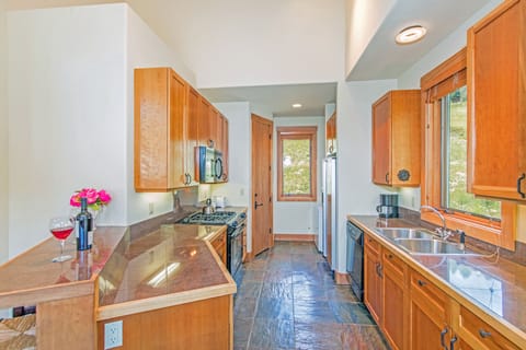 6-Telluride-Terraces-402-Kitchen.JPG