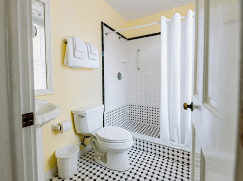 Classic Queen | Bathroom | Free toiletries, hair dryer, towels, shampoo