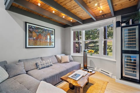 The large Bay Windows provide plenty of natural light.