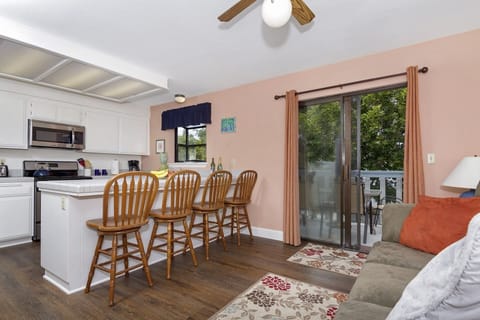 Livingroom with Breakfast bar