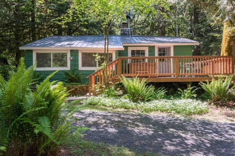 Salmon River Getaway - Welcome to Salmon River Getaway. Enjoy the hot tub on the deck and out door seating for entertaining.
