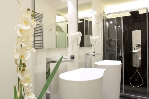 Junior Suite | Bathroom | Shower, towels