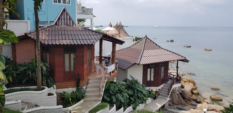 Quadruple Bungalow With Sea View | Hypo-allergenic bedding, minibar, in-room safe, desk