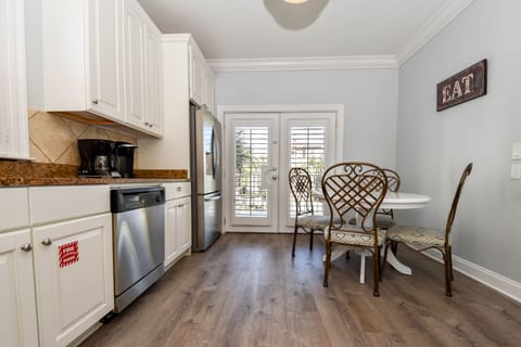 Bella Luna - Kitchen and Breakfast Nook