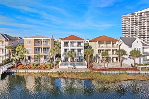 Bella Luna - Lakefront Home with a Private Pool