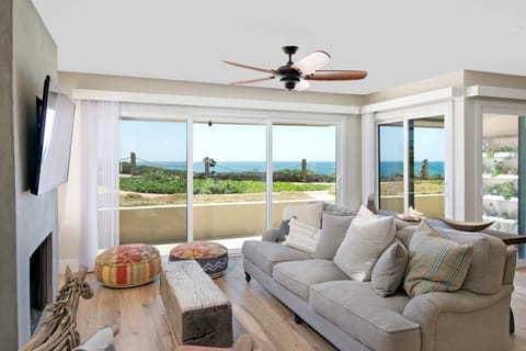 Decorated to perfection with an ocean view. Large flat screen Smart TV.
The fireplace is to not be utilized.