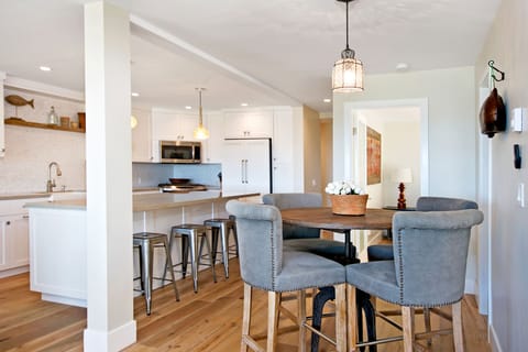 Hi-top for extra seating (Seats 4)