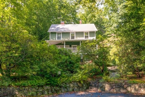 Welcome to Fernledge—nestled in the serene community of Montreat, offering a perfect blend of comfort and natural beauty.