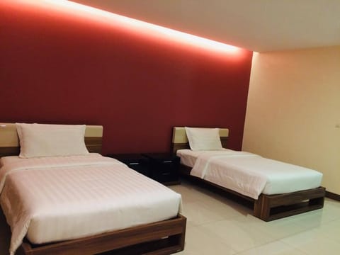 Executive Twin Room | Desk, free WiFi, bed sheets