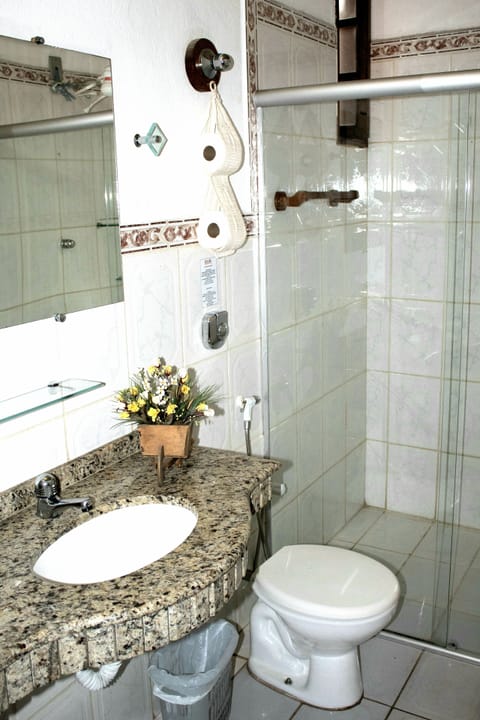 Single Room | Bathroom | Shower, free toiletries, hair dryer, towels