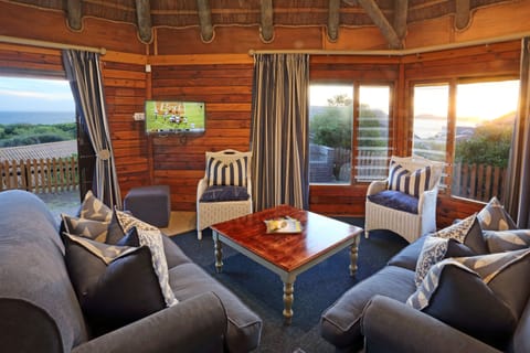Sea View Chalet A 19 (2 or 3 people) | Living room | 32-inch flat-screen TV with satellite channels, LED TV