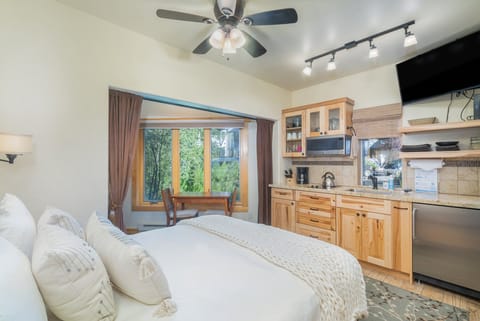 100B-Great studio space with Queen size bed, and full bathroom.