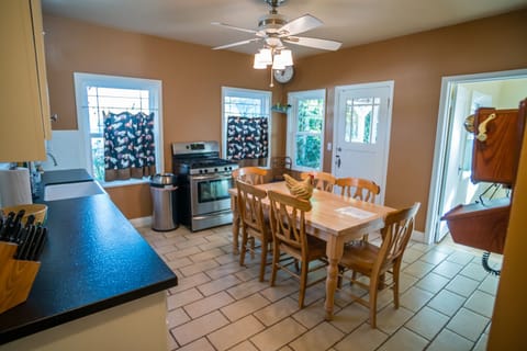 Dining Area in Kitchen - Large kitchen with dining table for 6