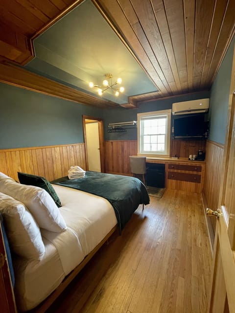 Deluxe Room, 1 Queen Bed, Non Smoking, Balcony (Room 308) | Premium bedding, free WiFi, bed sheets, alarm clocks