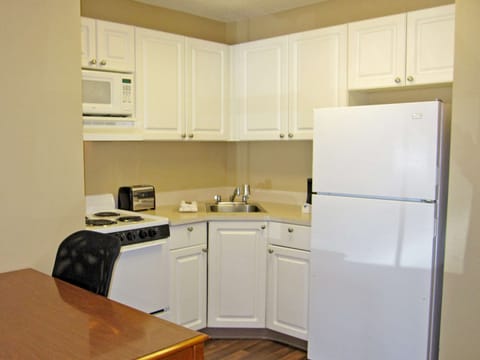 Deluxe Studio, 1 King Bed, Non Smoking | Private kitchen | Fridge, microwave, stovetop, coffee/tea maker