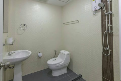 Superior Double Room | Bathroom | Shower, rainfall showerhead, free toiletries, bidet