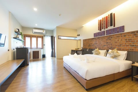 Deluxe Double Room, 1 King Bed, Kitchenette, Garden View | In-room safe, laptop workspace, free WiFi, bed sheets