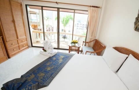 Deluxe Double Room | Minibar, in-room safe, desk, rollaway beds