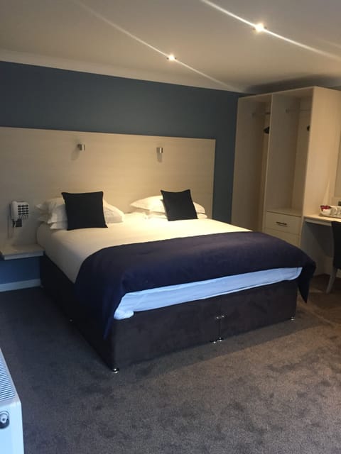 Iron/ironing board, Internet, bed sheets, wheelchair access