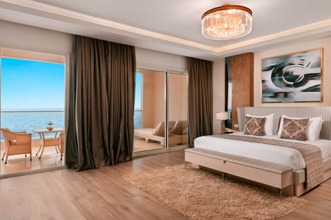 Jacuzzi Suite with Sea View | Minibar, in-room safe, blackout drapes, free WiFi