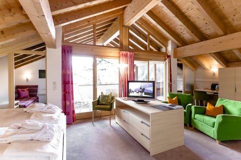 Deluxe Double room “Bezaubernde” | Living area | Flat-screen TV