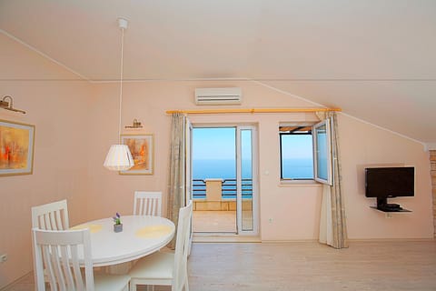 Apartment, 1 Bedroom, Balcony, Sea View | In-room dining