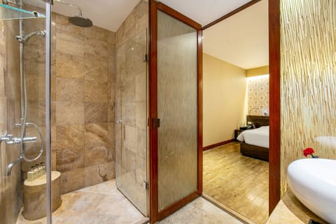 Deluxe Twin Room | Bathroom | Shower, hydromassage showerhead, free toiletries, hair dryer