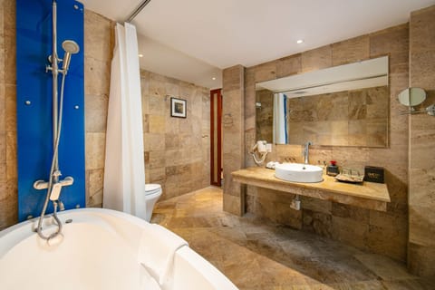 Royal Suites, big balcony | Bathroom shower