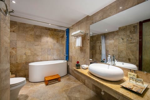 Royal Suites, big balcony | Bathroom | Shower, hydromassage showerhead, free toiletries, hair dryer