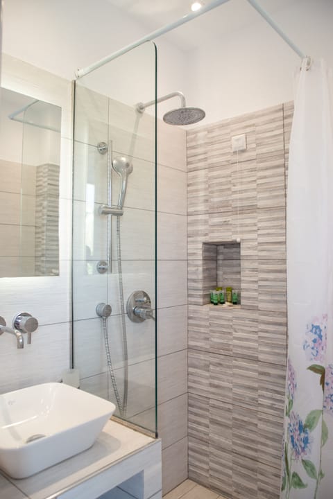 Standard Room, Sea View | Bathroom | Shower, towels