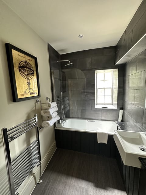 Deluxe Double Room | Bathroom | Combined shower/tub, free toiletries, hair dryer, towels