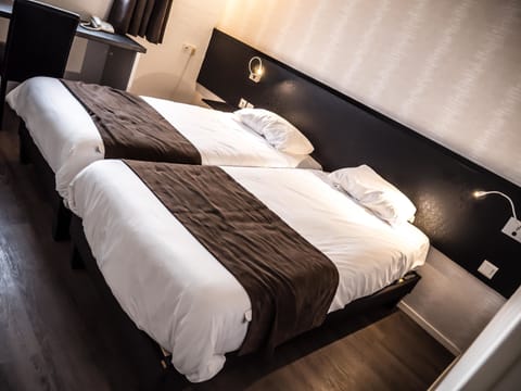 8 bedrooms, desk, blackout drapes, soundproofing