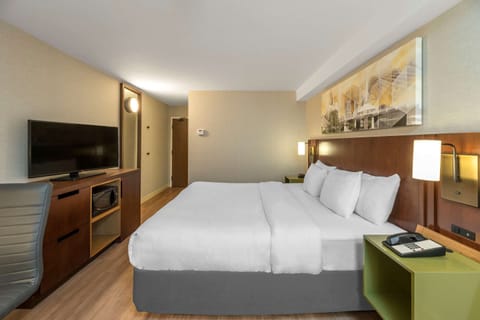 Deluxe Room, 1 King Bed, Refrigerator, Ground Floor | Premium bedding, pillowtop beds, desk, blackout drapes